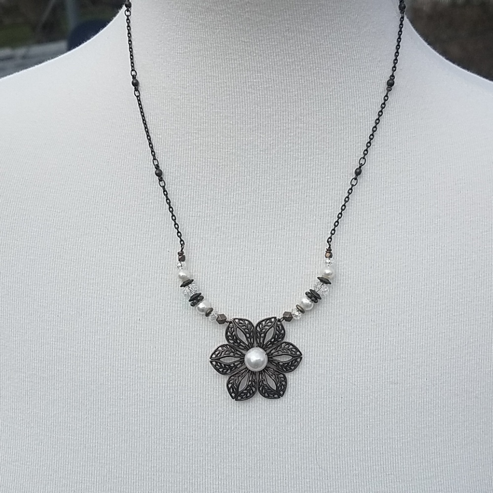 Pearl flowers neakless
